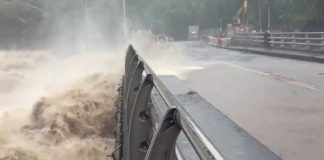 Hawaii flash floods sweep homes away as Tropical Storm Lala hits | FOX 10 Phoenix